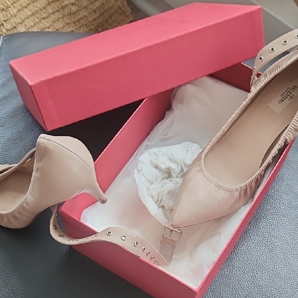 Valentino Garavani Cream Heels Classic Pointed Toe